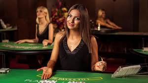 jolie femme croupière casino live